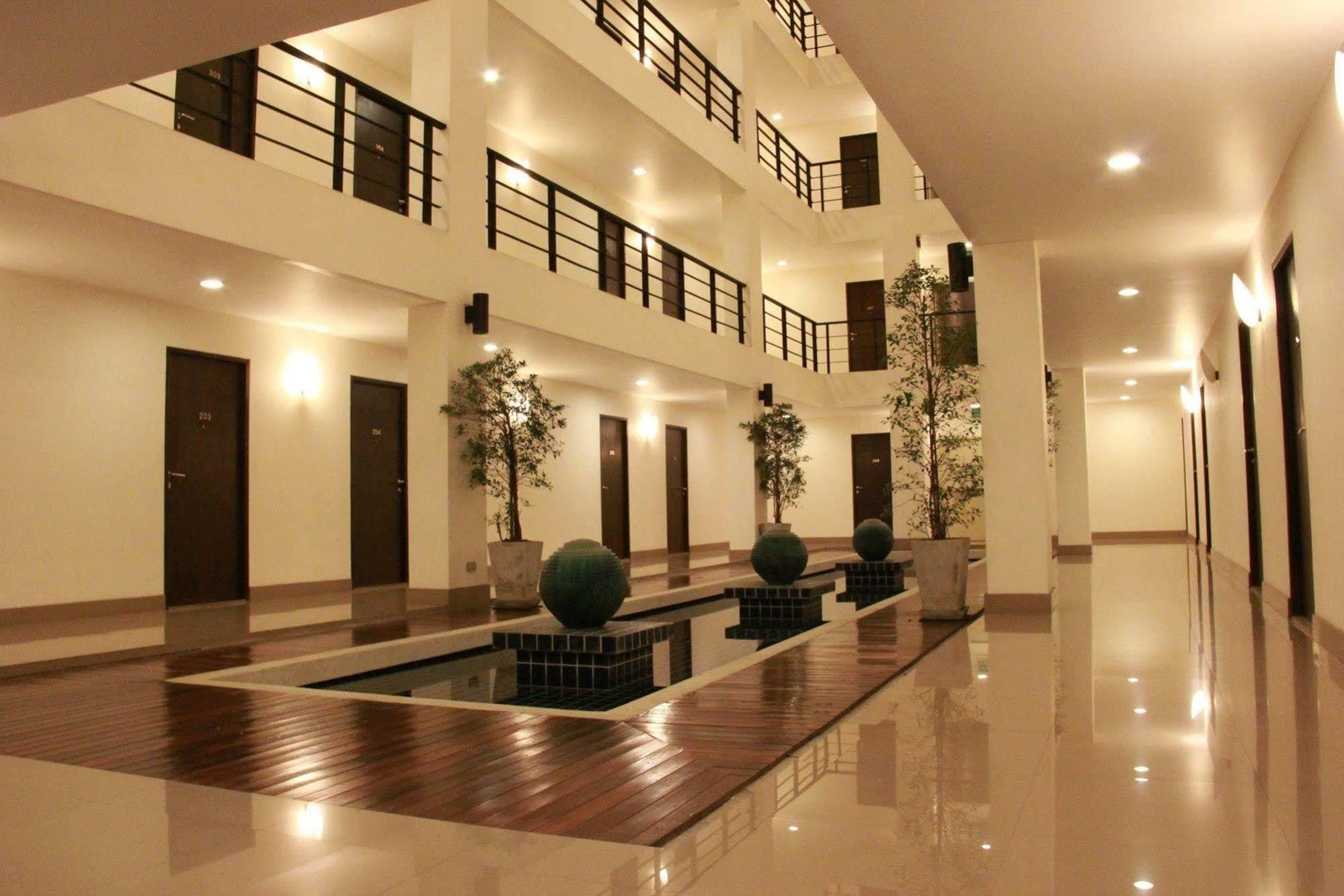 The Atrium Ratchada 13 Aparthotel Bangkok Exterior photo