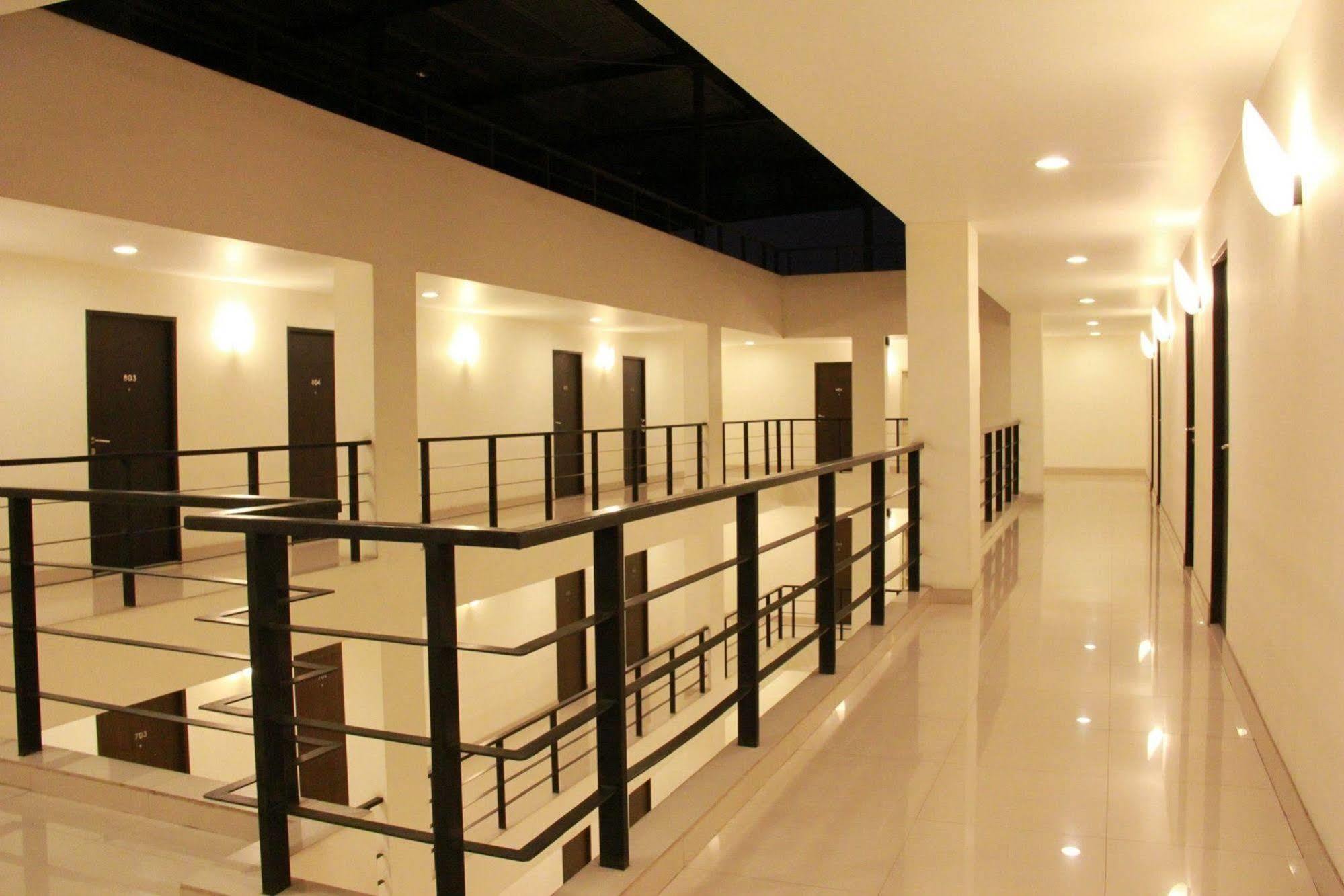 The Atrium Ratchada 13 Aparthotel Bangkok Exterior photo